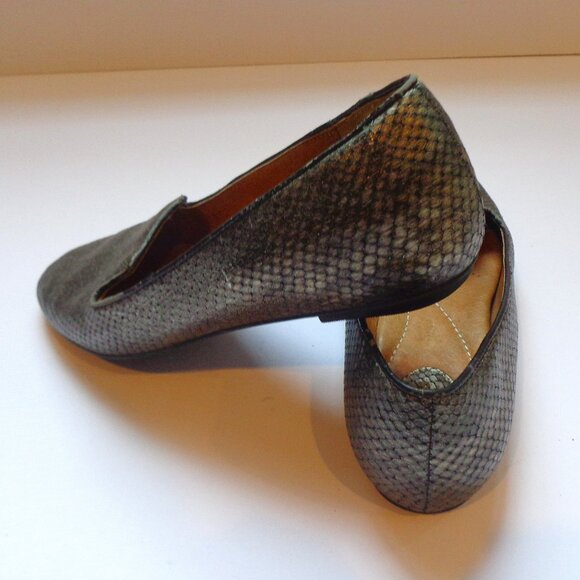 Clarks Artisan Women Pewter Metallic Snake Leather  Loafer Slip on Shoes Sz 6.5M - Picture 3 of 8
